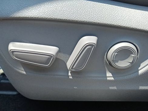 Used 2022 Toyota Highlander XLE AWD/4WD image 16