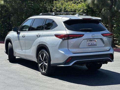 Used 2021 Toyota Highlander XSE image 4