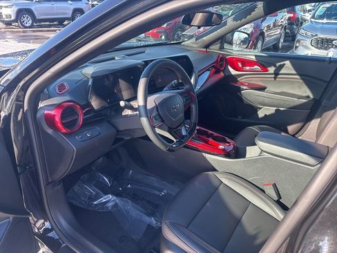 Used 2025 Chevrolet Trax RS w/ Sunroof Package image 16