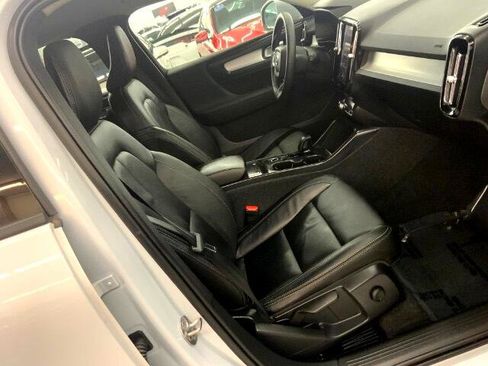 Used 2022 Volvo XC40 T4 Momentum image 14