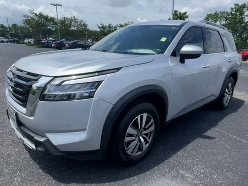 Used 2023 Nissan Pathfinder SL FWD image 4