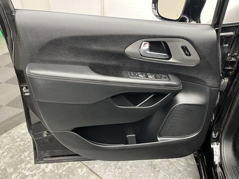 Used 2025 Chrysler Pacifica Select FWD image 7