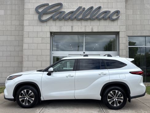 Used 2022 Toyota Highlander XLE AWD/4WD image 10