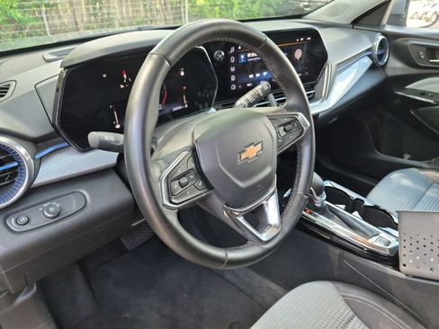 Used 2025 Chevrolet Trax LT w/ LT Convenience Package image 6