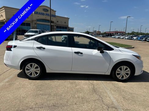 Used 2022 Nissan Versa S FWD image 6