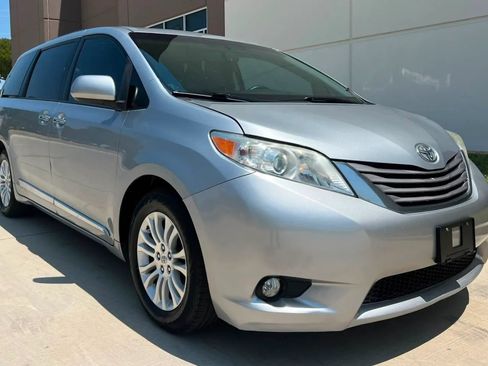 Used 2015 Toyota Sienna XLE w/ XLE Navigation Package FWD image 4