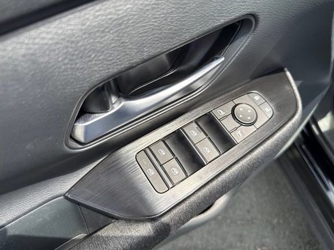 Used 2025 Nissan Kicks SV AWD/4WD image 24