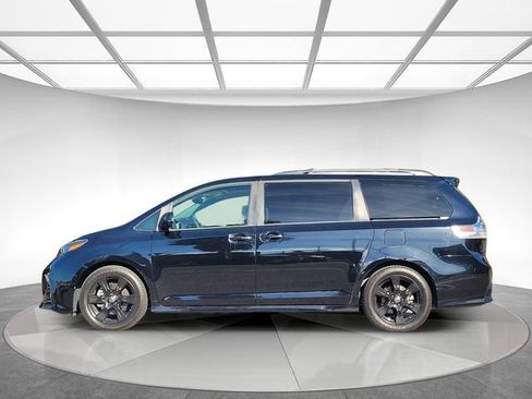 Used 2020 Toyota Sienna SE w/ Nightshade Edition FWD image 7