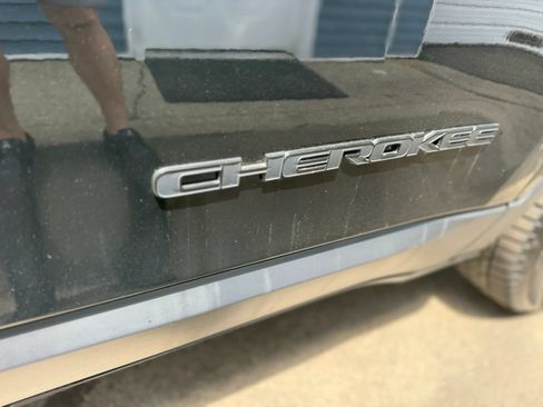 Used 2019 Jeep Cherokee Latitude Plus AWD/4WD image 40