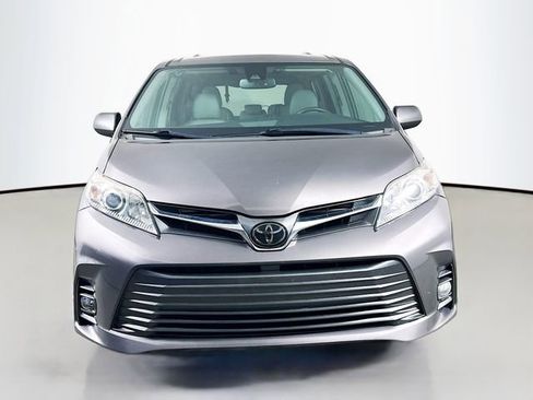 Used 2019 Toyota Sienna XLE image 4