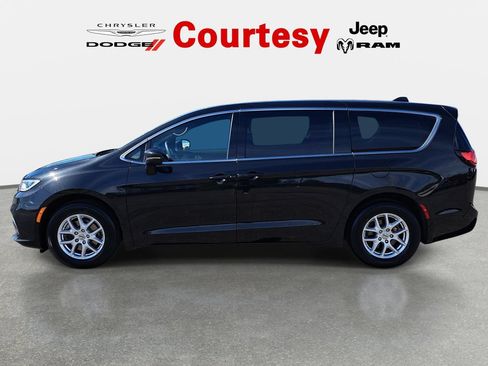 Used 2023 Chrysler Pacifica Touring FWD image 7
