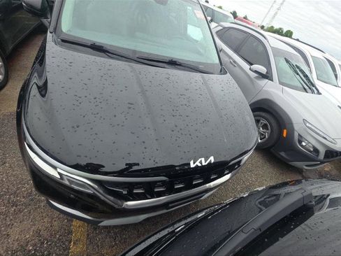 Used 2024 Kia Carnival LX FWD image 8