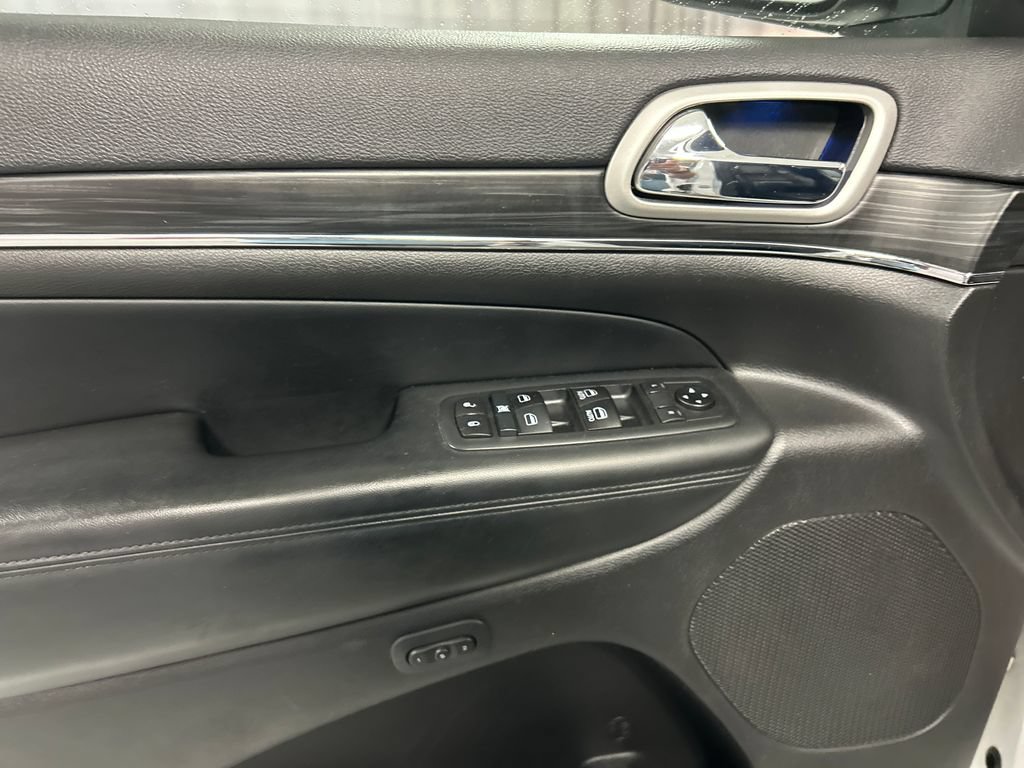 Used 2020 Jeep Grand Cherokee Limited AWD/4WD image 12