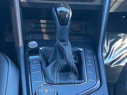 Certified 2022 Volkswagen Tiguan SE image 9