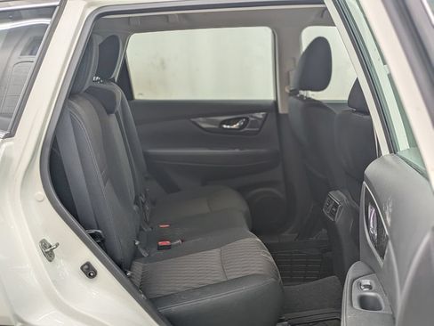 Used 2018 Nissan Rogue SV FWD image 17