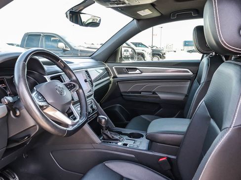 Used 2021 Volkswagen Atlas Cross Sport SE w/ Panoramic Sunroof Package image 18