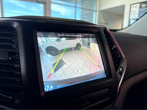 Used 2020 Jeep Cherokee Trailhawk AWD/4WD image 26