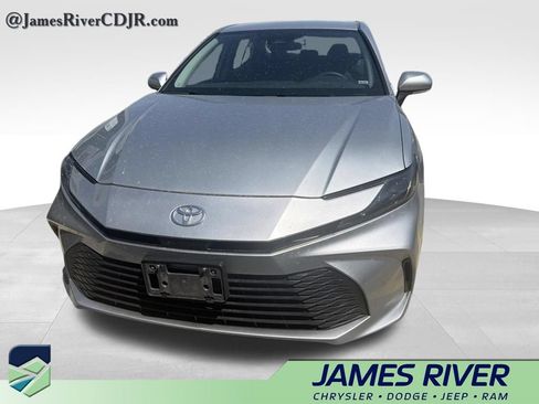 Used 2025 Toyota Camry LE FWD image 3