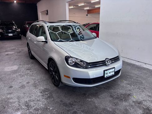 Used 2011 Volkswagen Jetta TDI FWD image 2