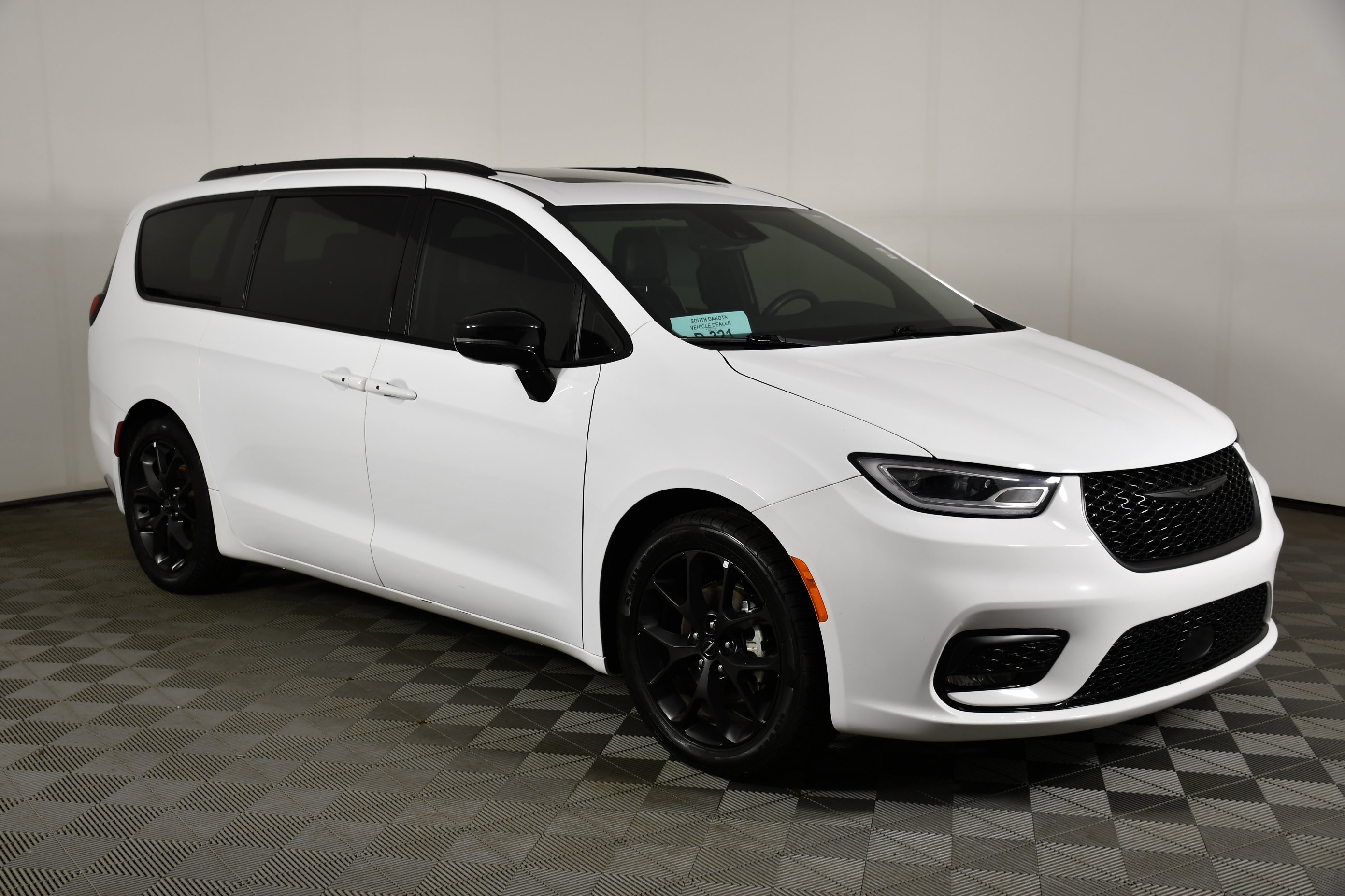 Used 2025 Chrysler Pacifica Limited FWD image 4