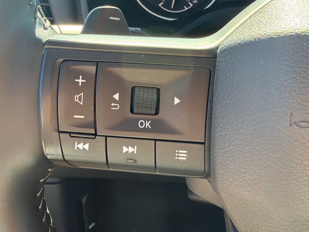 Used 2025 Nissan Rogue SV FWD image 24