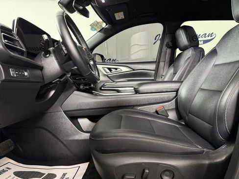 Used 2025 Chevrolet Traverse LT image 11