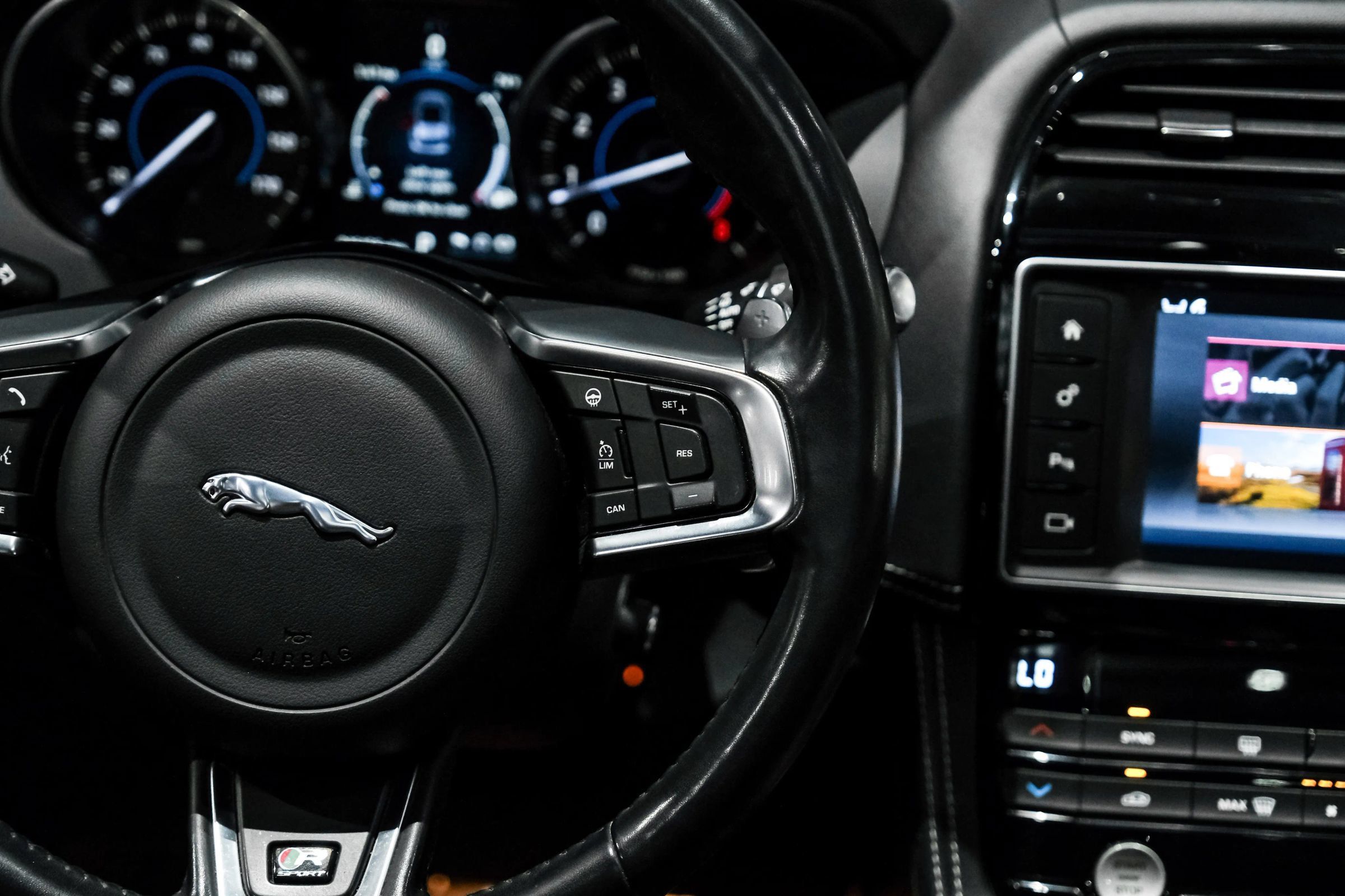 Used 2018 Jaguar F-PACE R-Sport AWD/4WD image 15