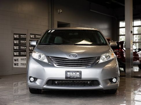 Used 2017 Toyota Sienna XLE image 3