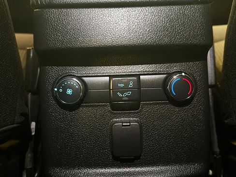 Used 2019 Ford Explorer XLT image 26