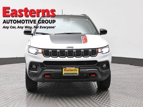 Used 2025 Jeep Compass Trailhawk AWD/4WD image 2