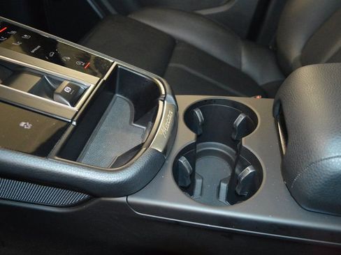 Certified 2025 Porsche Macan AWD/4WD image 31