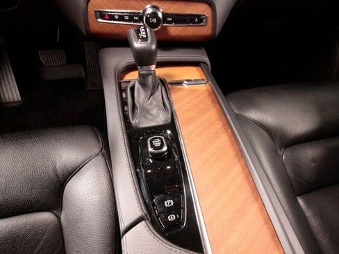 Certified 2022 Volvo XC90 T6 Momentum w/ Protection Package image 42