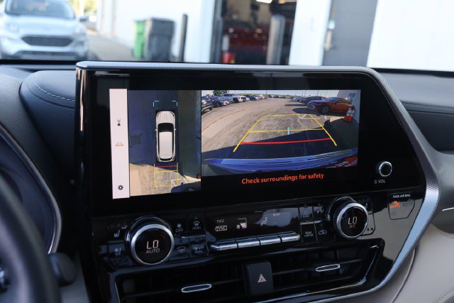 Used 2024 Toyota Highlander Platinum FWD image 19