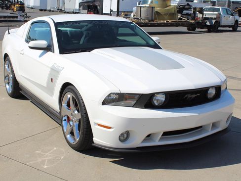 Used 2010 Ford Mustang GT RWD image 4