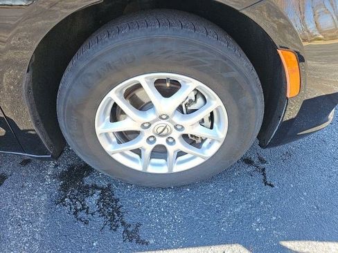 Used 2024 Chrysler Pacifica Touring-L image 9