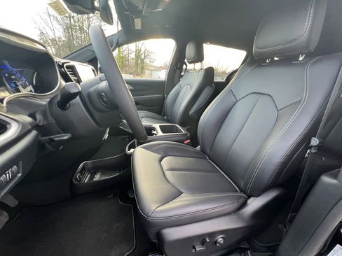 New 2026 Chrysler Pacifica Select image 16