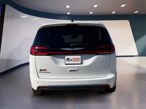 Used 2023 Chrysler Pacifica Touring-L image 4