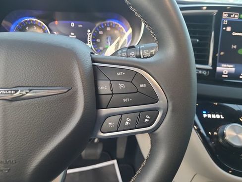 Used 2024 Chrysler Pacifica Touring-L FWD image 32