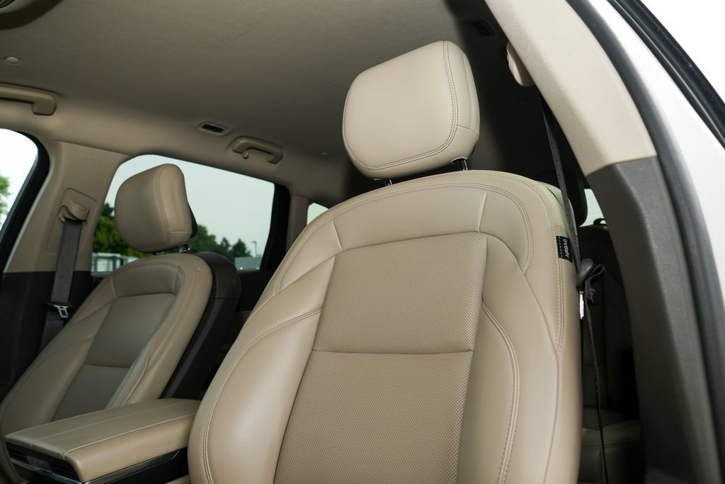 Used 2025 Lincoln Nautilus Premier AWD/4WD image 23
