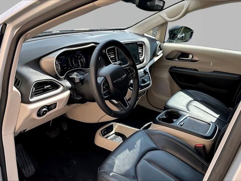 Used 2024 Chrysler Pacifica Touring-L FWD image 18