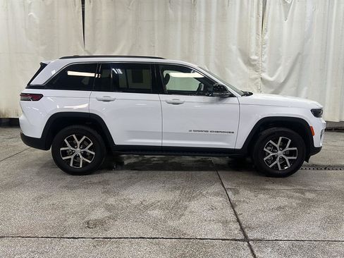 Used 2023 Jeep Grand Cherokee Limited image 6