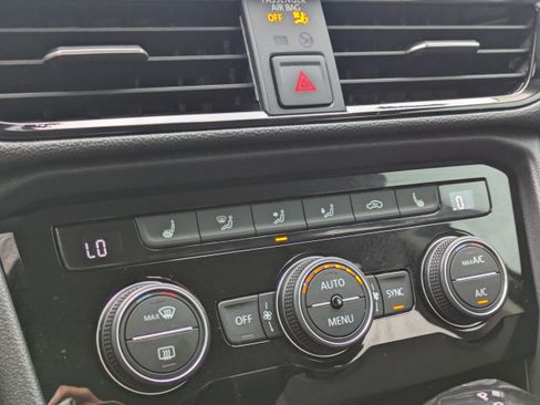 Certified 2024 Volkswagen Taos SE FWD image 29