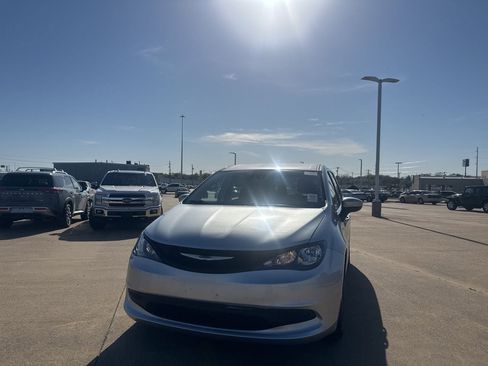 Used 2023 Chrysler Voyager LX image 5