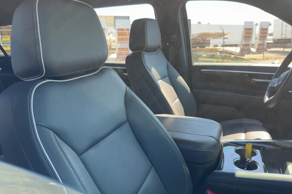Used 2026 Chevrolet Suburban Premier AWD/4WD image 15
