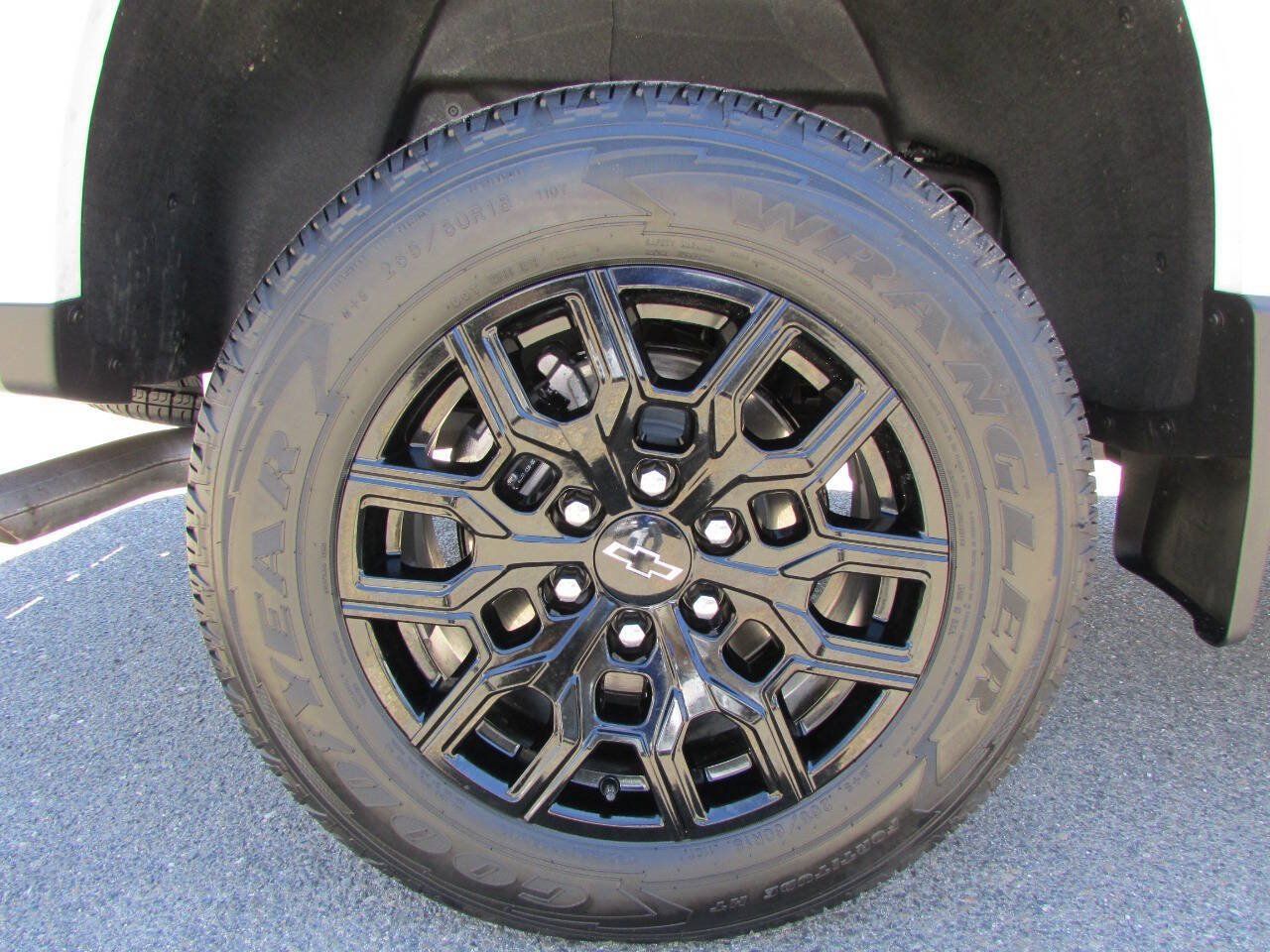 Used 2026 Chevrolet Colorado W/T w/ WT Custom Package RWD image 11