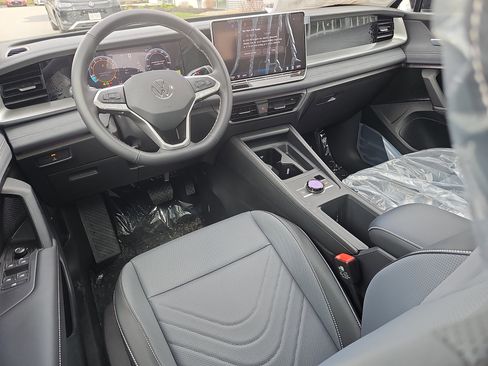 New 2026 Volkswagen Tiguan SE image 3