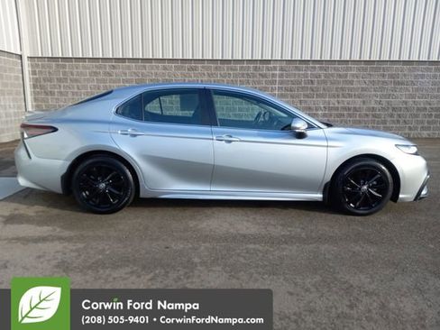 Used 2022 Toyota Camry SE image 2