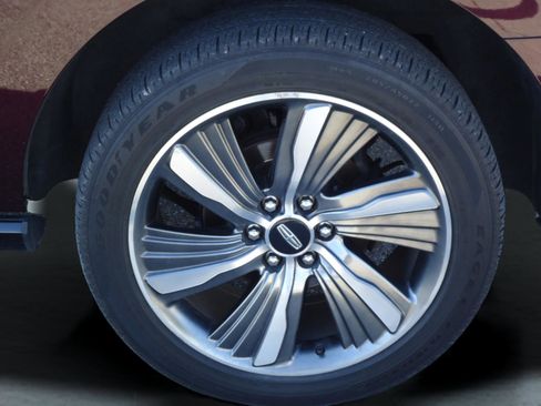 Used 2019 Lincoln Navigator Reserve image 9