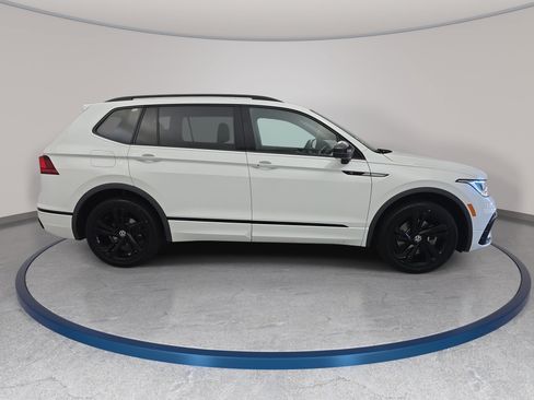 Certified 2024 Volkswagen Tiguan SE R-Line FWD image 4