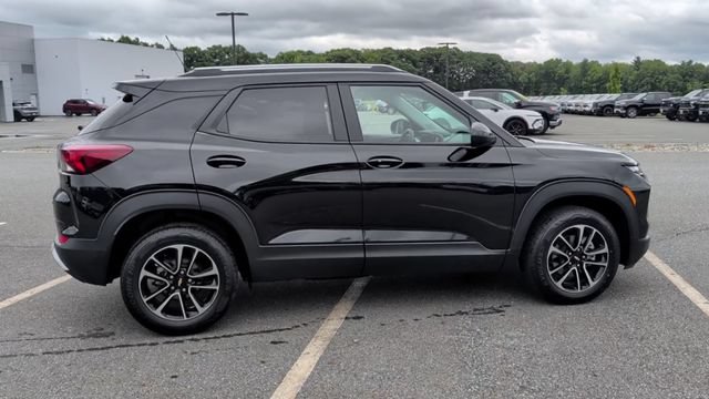 Used 2025 Chevrolet TrailBlazer LT AWD/4WD image 9